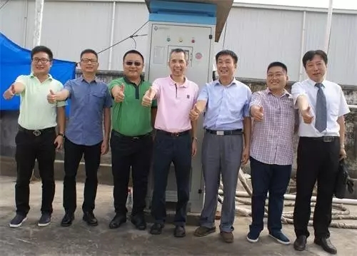 政府、公交公司、车企、充电桩厂家代表合影