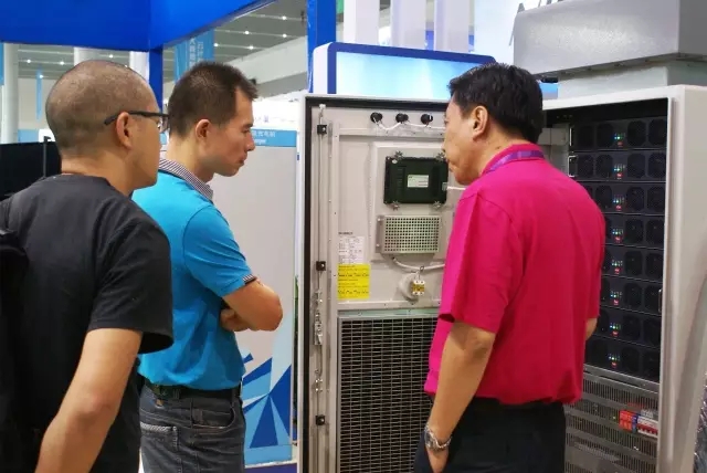 赢多多销售人员向客户介绍产品细节