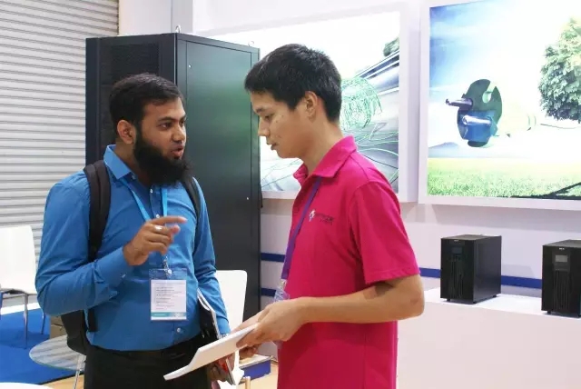 国外客户在赢多多展厅洽谈