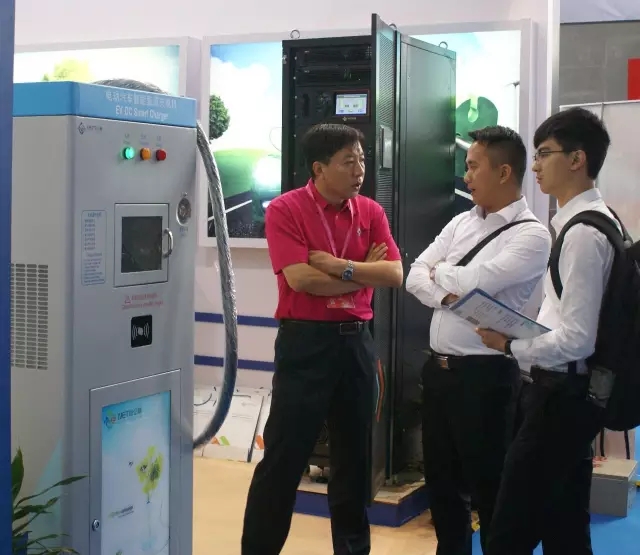 参展产品（赢多多直流充电桩和一体化电源）