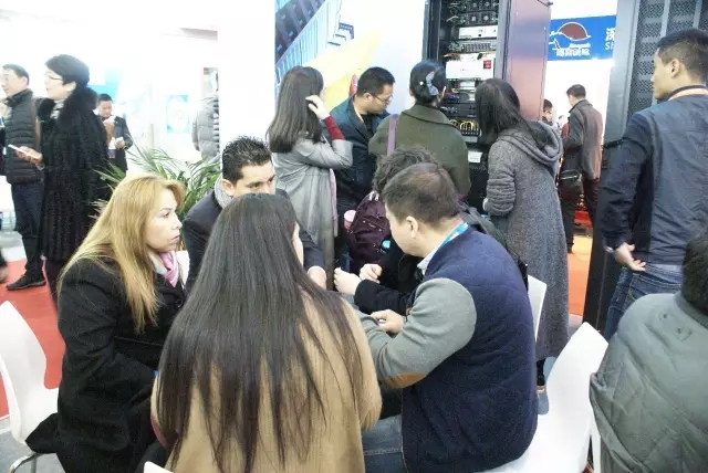 赢多多业务人员接待国外客户