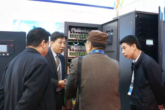 赢多多销售人员向客户介绍产品细节