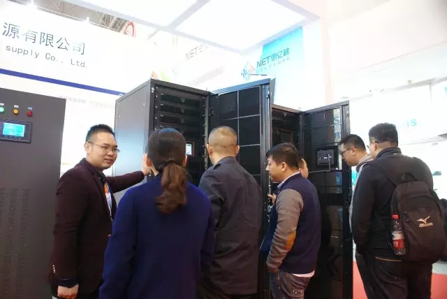 赢多多销售人员向客户介绍产品细节