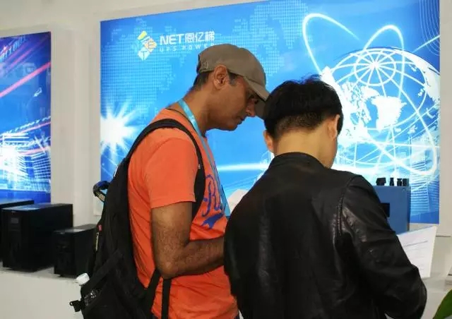 赢多多客服人员接待国外客户