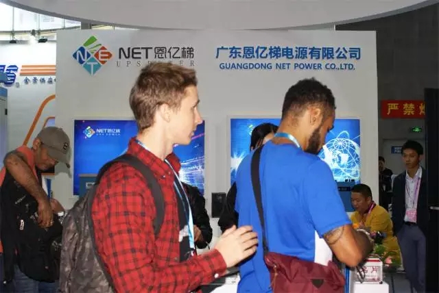 赢多多客服人员接待国外客户